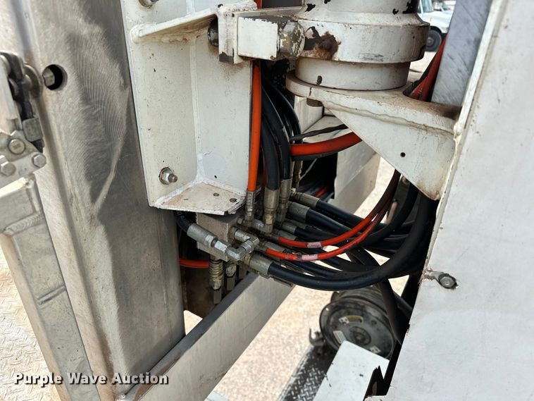 image for item EJ8964 2006 International  7600 bucket truck