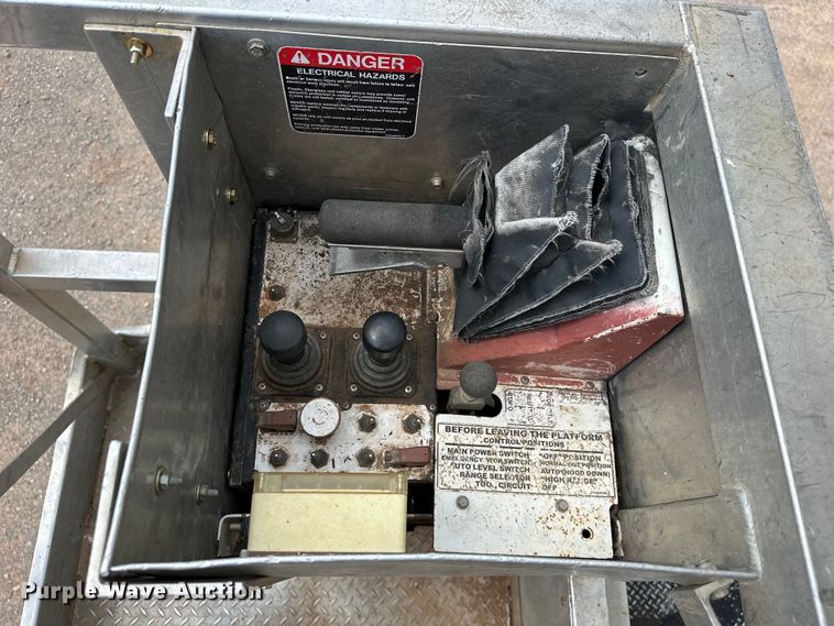 image for item EJ8964 2006 International  7600 bucket truck