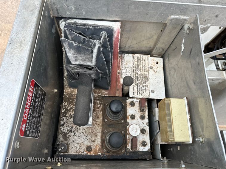 image for item EJ8964 2006 International  7600 bucket truck