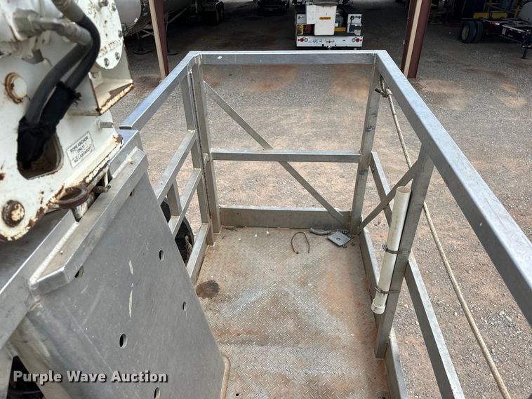 image for item EJ8964 2006 International  7600 bucket truck