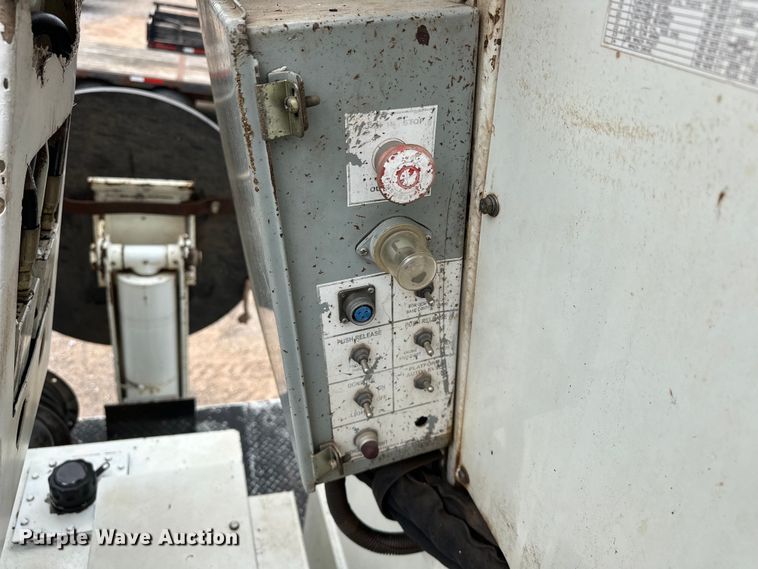 image for item EJ8964 2006 International  7600 bucket truck