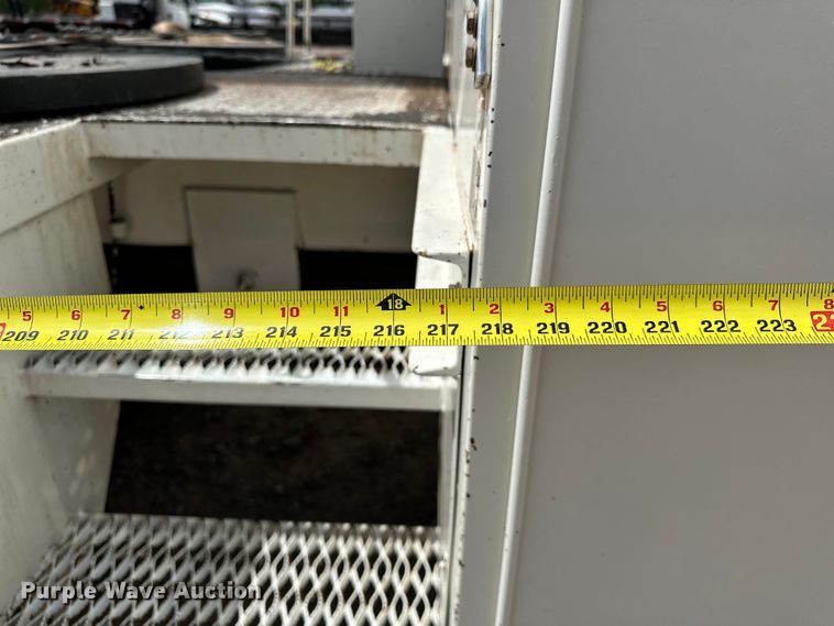 image for item EJ8964 2006 International  7600 bucket truck