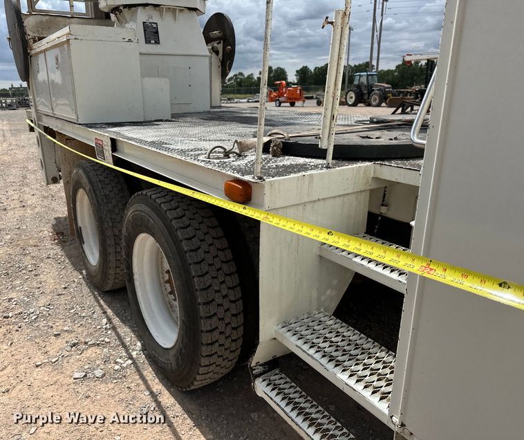 image for item EJ8964 2006 International  7600 bucket truck