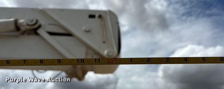 image for item EJ8964 2006 International  7600 bucket truck