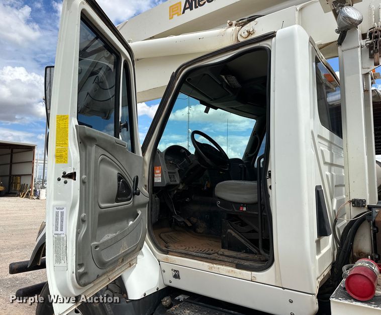 image for item EJ8964 2006 International  7600 bucket truck