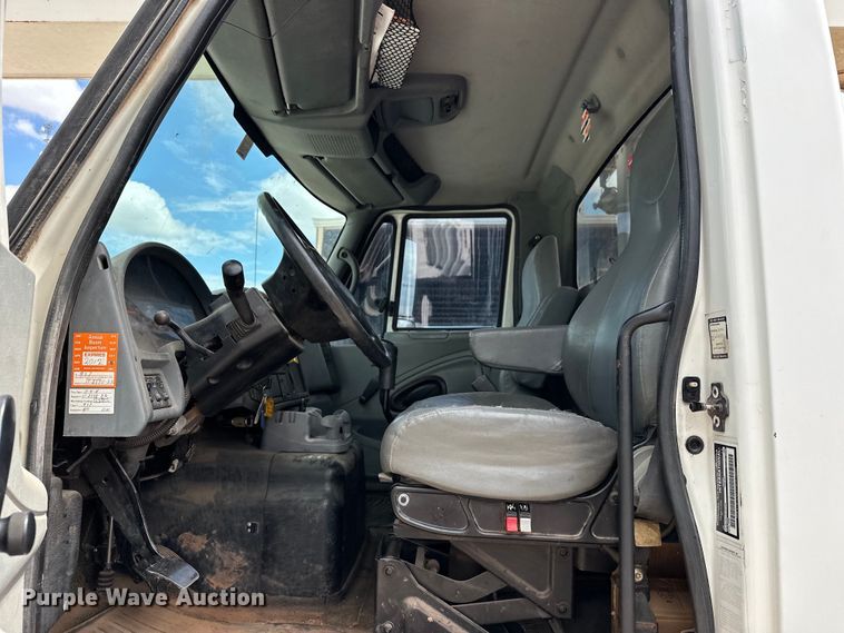 image for item EJ8964 2006 International  7600 bucket truck