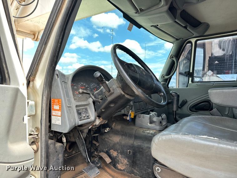 image for item EJ8964 2006 International  7600 bucket truck