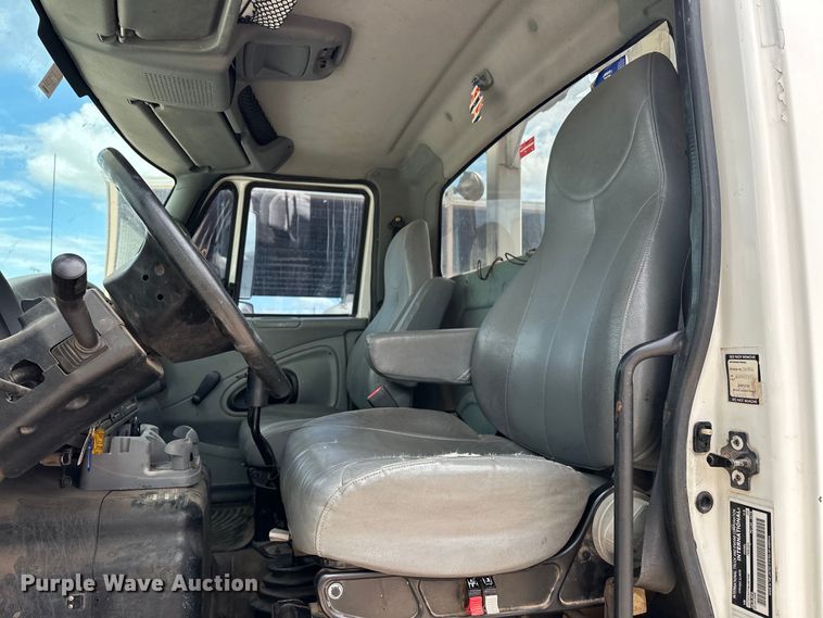 image for item EJ8964 2006 International  7600 bucket truck