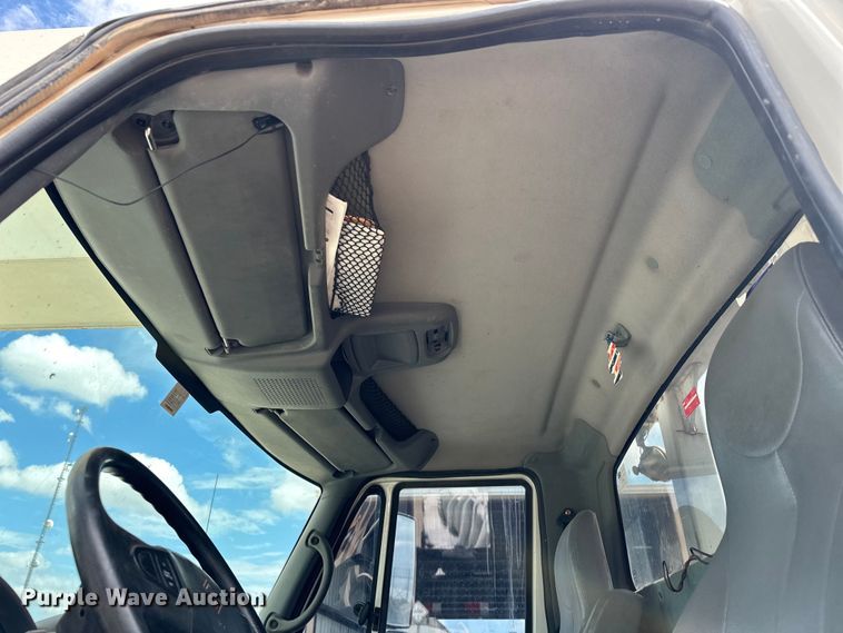 image for item EJ8964 2006 International  7600 bucket truck