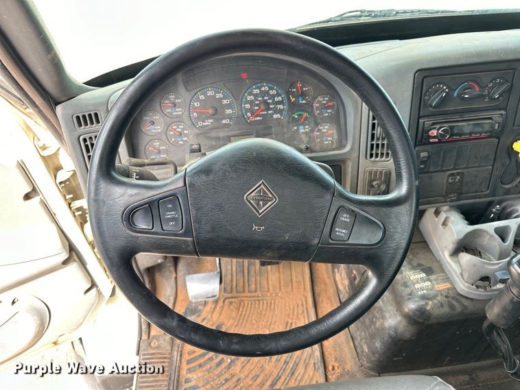 image for item EJ8964 2006 International  7600 bucket truck