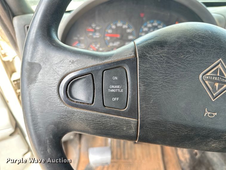 image for item EJ8964 2006 International  7600 bucket truck