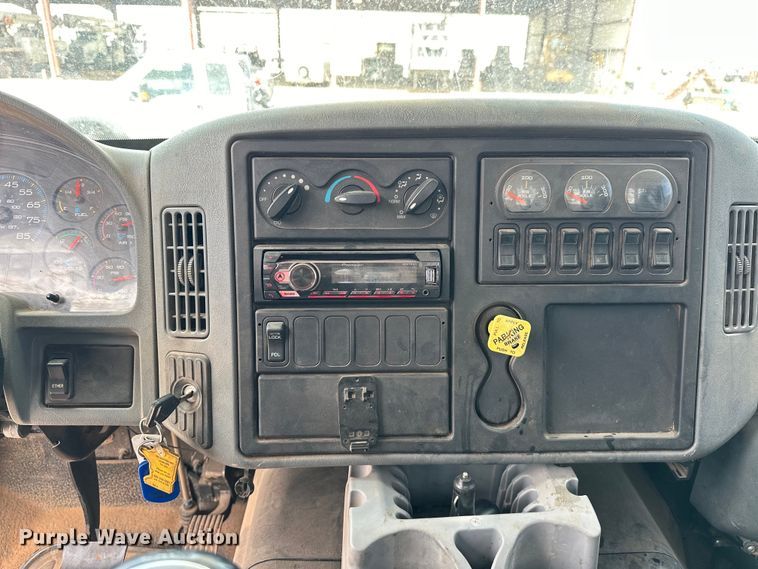 image for item EJ8964 2006 International  7600 bucket truck