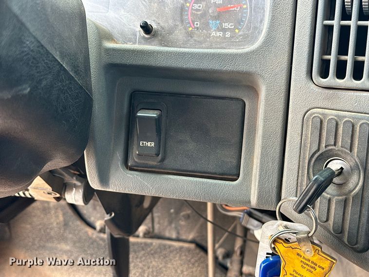 image for item EJ8964 2006 International  7600 bucket truck