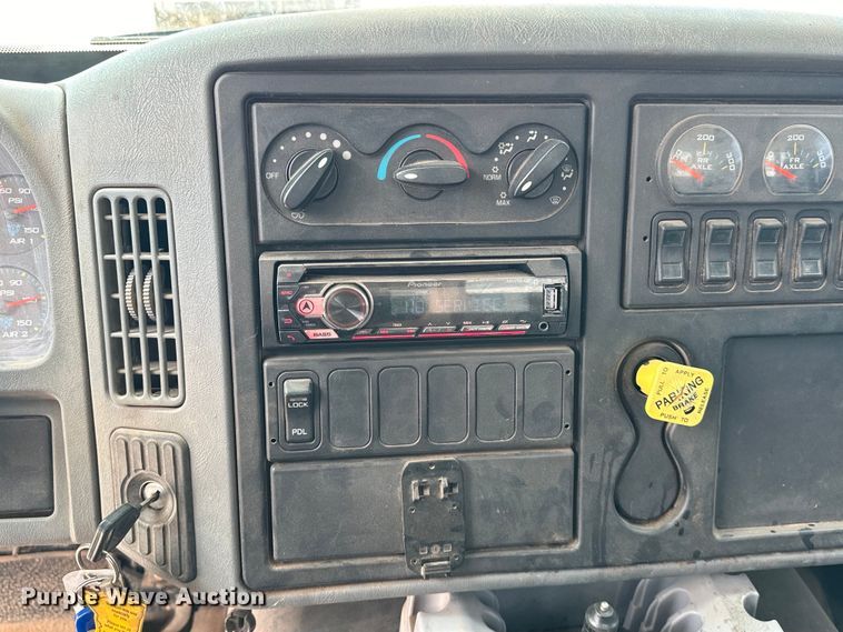 image for item EJ8964 2006 International  7600 bucket truck