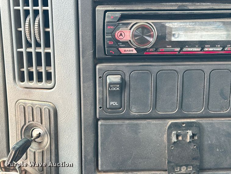 image for item EJ8964 2006 International  7600 bucket truck