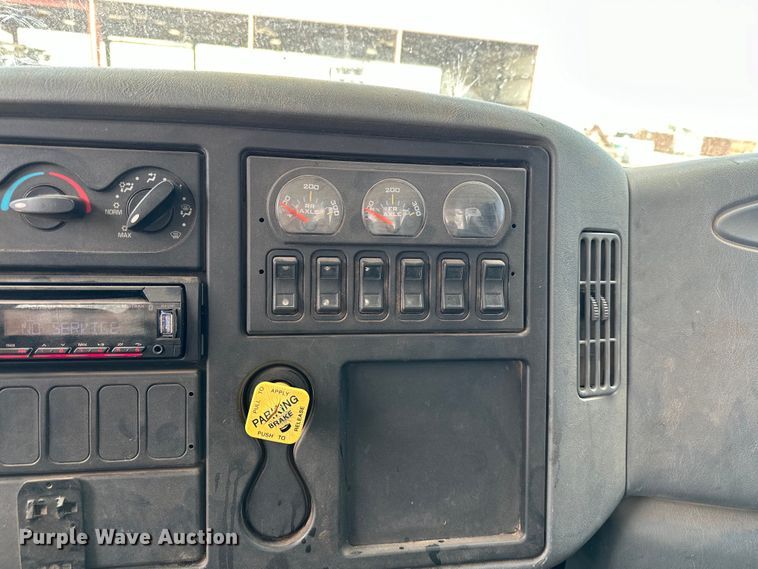 image for item EJ8964 2006 International  7600 bucket truck