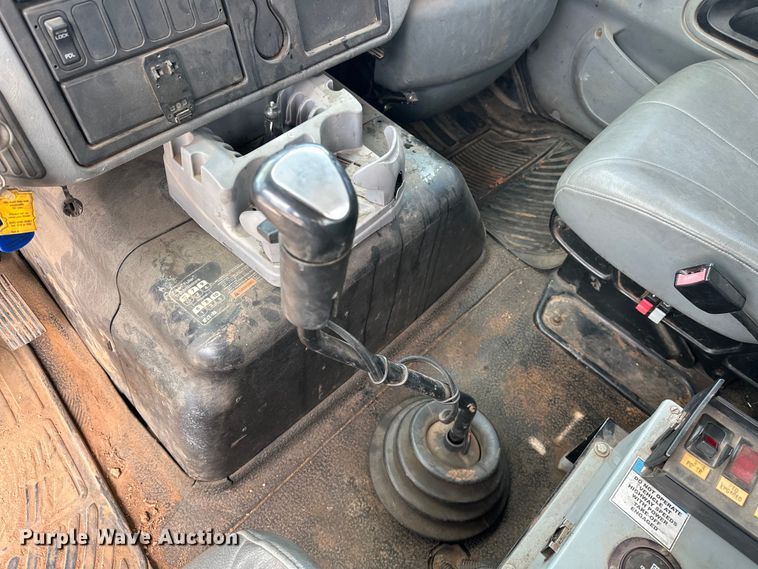 image for item EJ8964 2006 International  7600 bucket truck