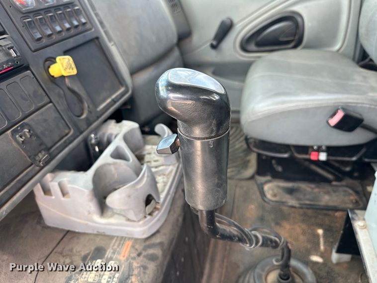 image for item EJ8964 2006 International  7600 bucket truck