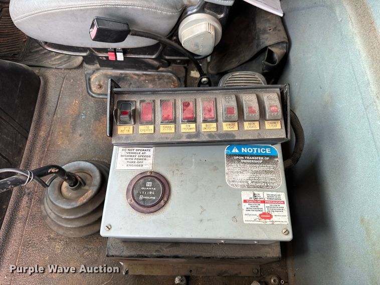 image for item EJ8964 2006 International  7600 bucket truck