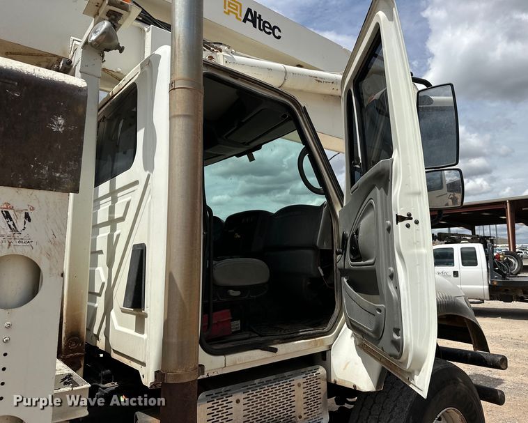 image for item EJ8964 2006 International  7600 bucket truck