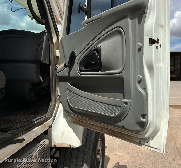 image for item EJ8964 2006 International  7600 bucket truck