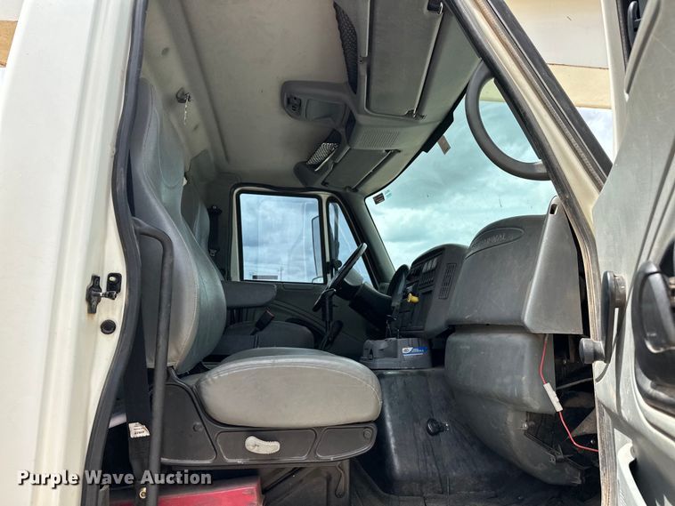 image for item EJ8964 2006 International  7600 bucket truck