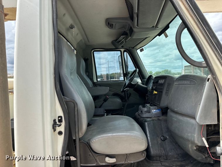 image for item EJ8964 2006 International  7600 bucket truck