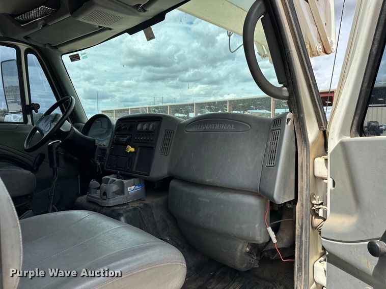 image for item EJ8964 2006 International  7600 bucket truck