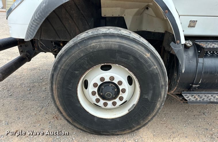 image for item EJ8964 2006 International  7600 bucket truck