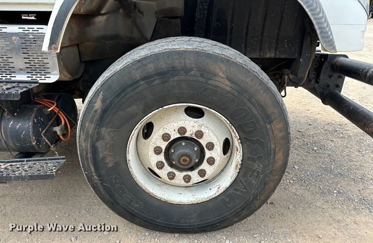 image for item EJ8964 2006 International  7600 bucket truck