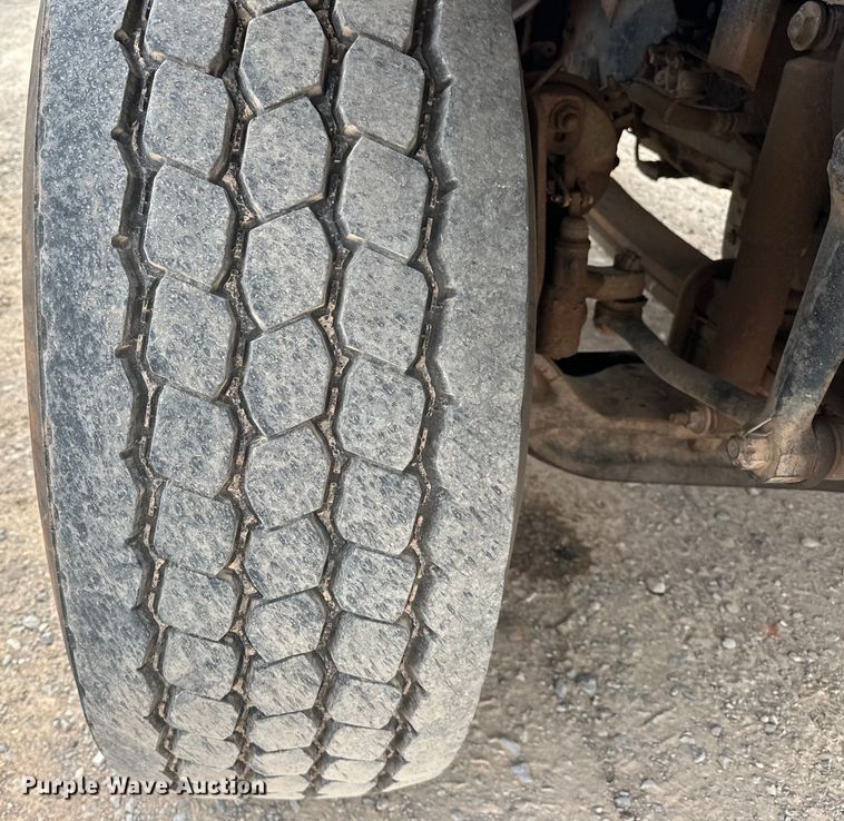 image for item EJ8964 2006 International  7600 bucket truck