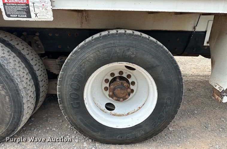 image for item EJ8964 2006 International  7600 bucket truck