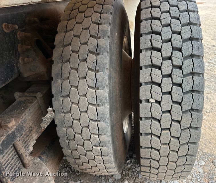 image for item EJ8964 2006 International  7600 bucket truck