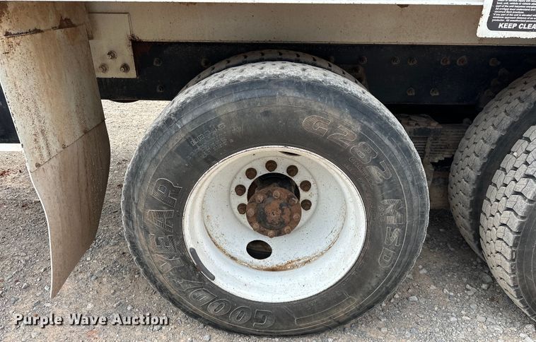 image for item EJ8964 2006 International  7600 bucket truck