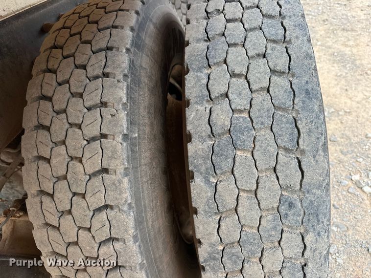 image for item EJ8964 2006 International  7600 bucket truck