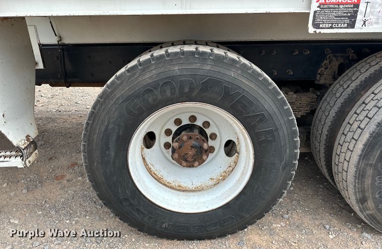 image for item EJ8964 2006 International  7600 bucket truck