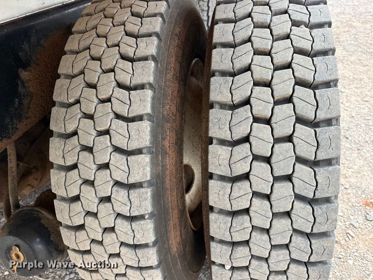 image for item EJ8964 2006 International  7600 bucket truck