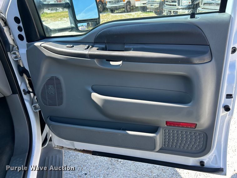 image for item EK3234 2004 Ford F550 Super Duty XLT utility / service truck