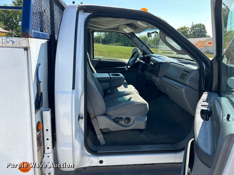 image for item EK3234 2004 Ford F550 Super Duty XLT utility / service truck