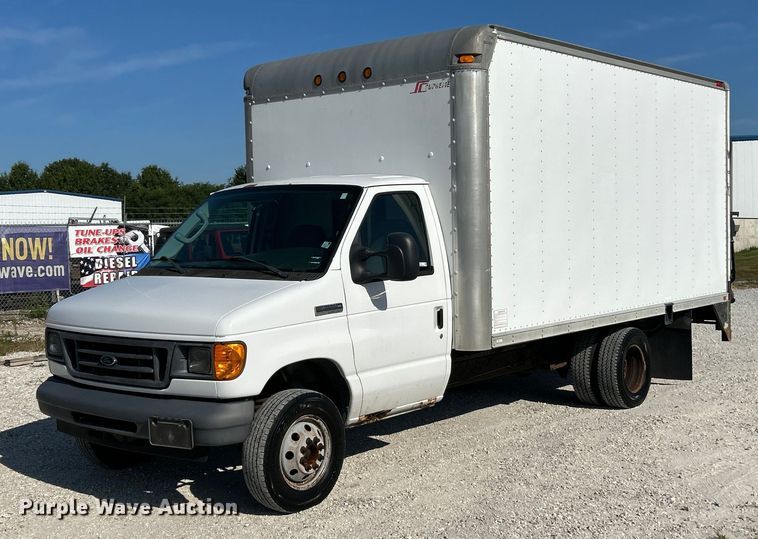 image for item EK3237 2007 Ford E350 Super Duty delivery truck