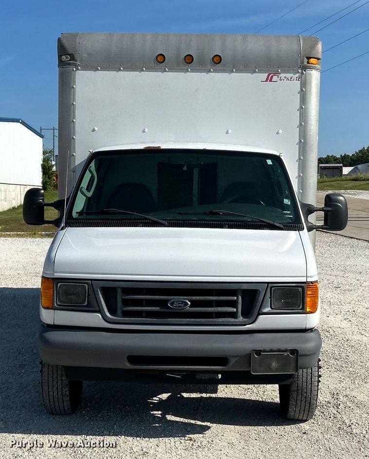 image for item EK3237 2007 Ford E350 Super Duty delivery truck