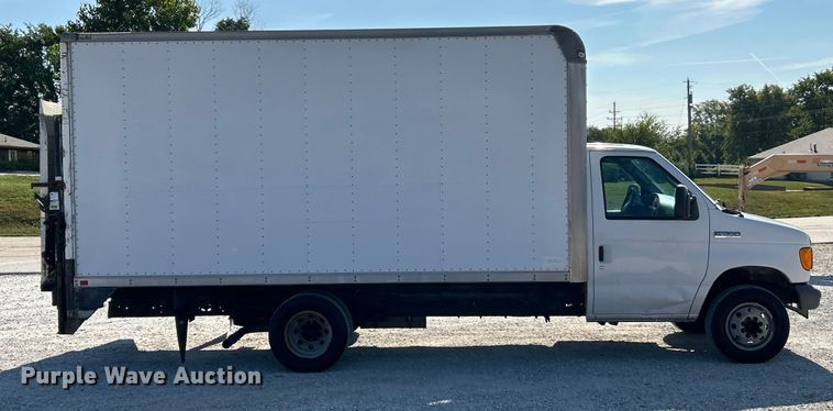 image for item EK3237 2007 Ford E350 Super Duty delivery truck