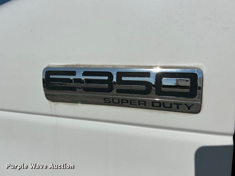 image for item EK3237 2007 Ford E350 Super Duty delivery truck