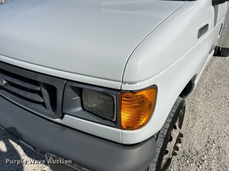 image for item EK3237 2007 Ford E350 Super Duty delivery truck