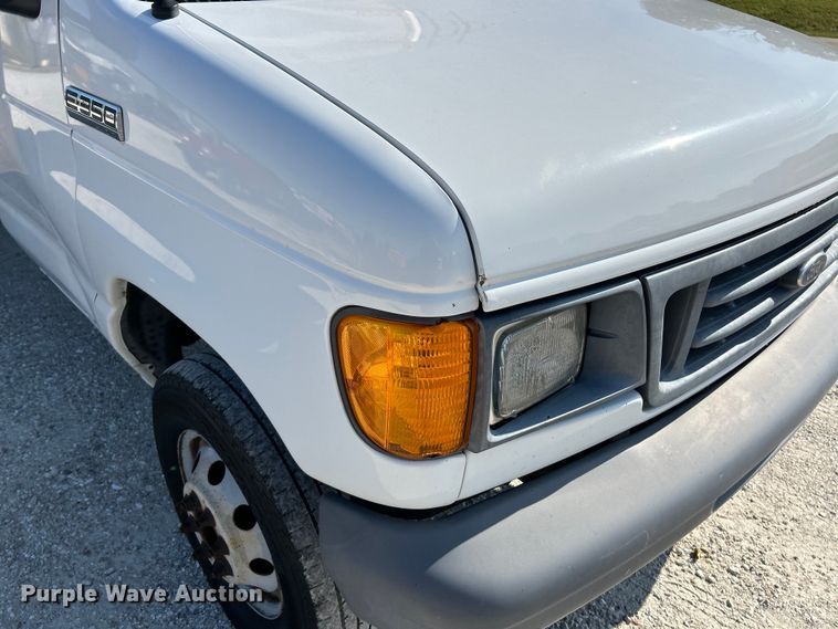 image for item EK3237 2007 Ford E350 Super Duty delivery truck