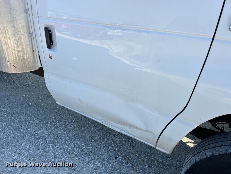 image for item EK3237 2007 Ford E350 Super Duty delivery truck