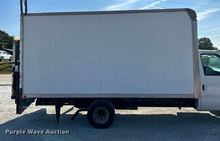 image for item EK3237 2007 Ford E350 Super Duty delivery truck