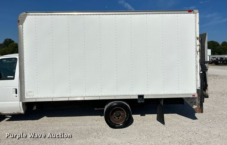 image for item EK3237 2007 Ford E350 Super Duty delivery truck