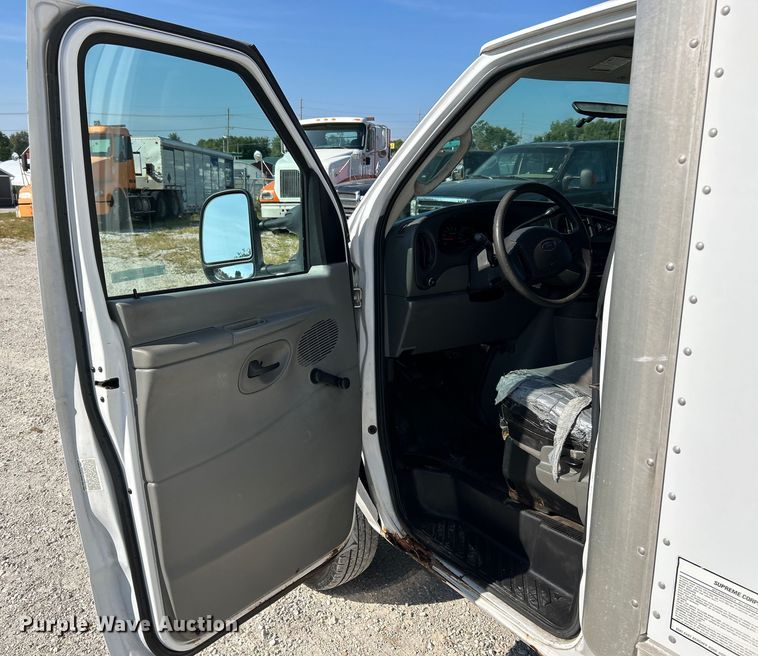 image for item EK3237 2007 Ford E350 Super Duty delivery truck