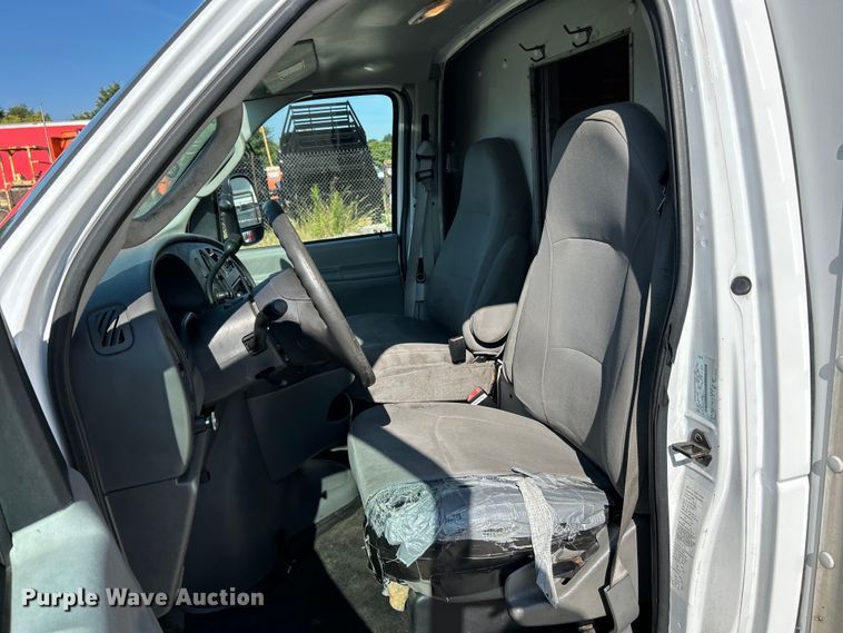 image for item EK3237 2007 Ford E350 Super Duty delivery truck